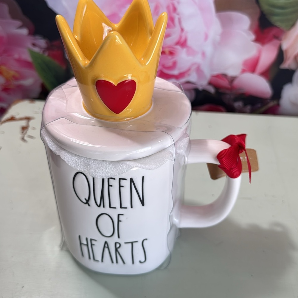 RAE DUNN Alice in Wonderland Queen of Hearts Mug w/Crown Topper - Picture 5 of 5